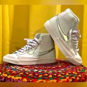 Nike Blazer Mid ‘77 | Light grey | Big Kids Size 5Y | Barely Worn